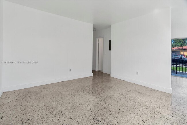Building Photo - 644 SW 10th St