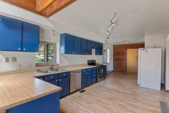 Building Photo - 6200 Pine Hollow Dr