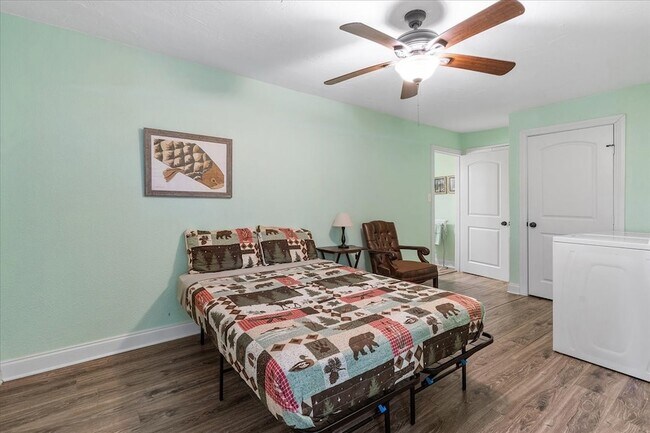 Building Photo - 259 Hiland Ln