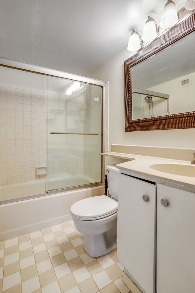 Building Photo - 1 Bedroom Meridian Hill Oasis - Between Ad...