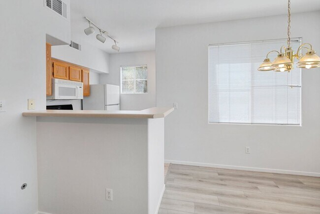 Building Photo - *VERY NICE CONDO IN GATED COMMUNITY !