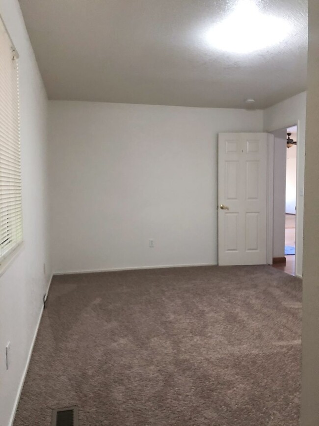 Building Photo - Spacious 3 Bedroom Condo