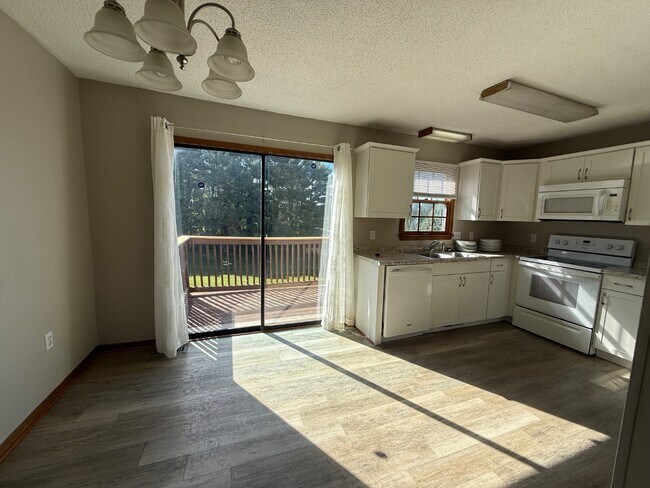 Building Photo - 153 Oakcrest Cir