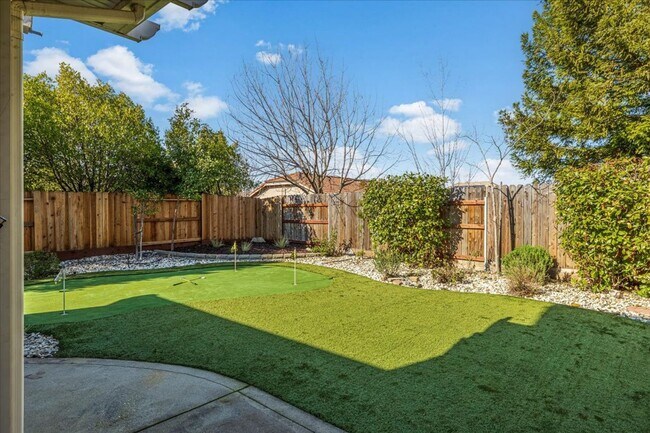 Building Photo - Elegant & Spacious 4 Bedroom Home Near Fol...