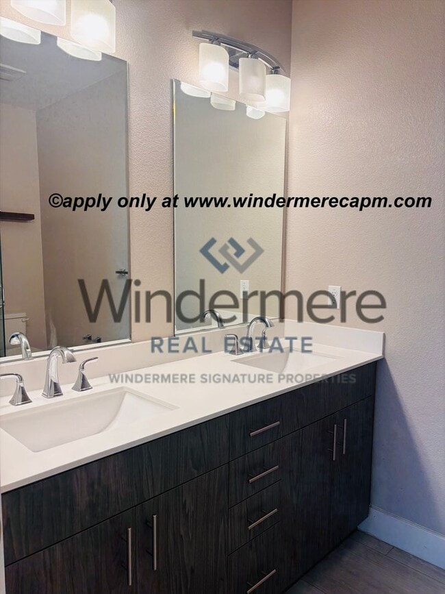 Building Photo - Gorgeous Rare MIDTOWN tri-level Modern home w/ Rooftop Patio!