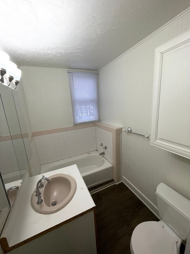 Building Photo - 5 Bedroom Available NOW