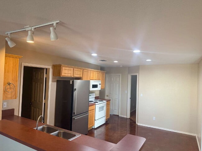 Building Photo - Three Bed/ Two Bath in Hollywood Park