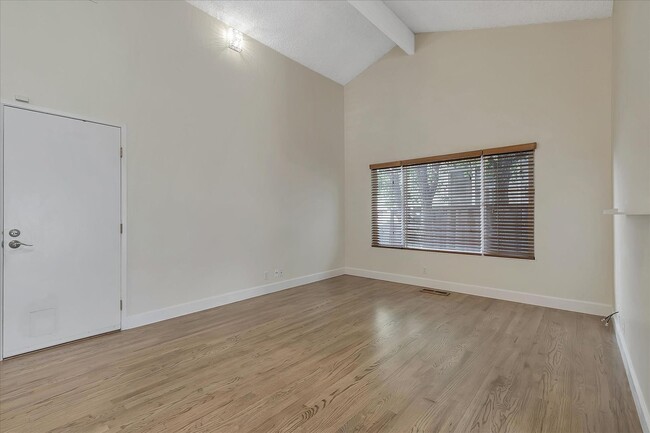 Building Photo - Great Location! Great Schools! Month to Month Only!