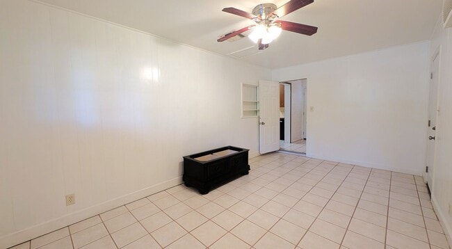 Building Photo - 3 Bedroom Home Plus Bonus Room in the Hudson Manor Community Near S McClintok Dr and E Apache Blvd!