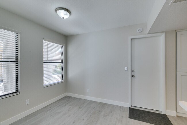 Building Photo - Great 3 bedroom home in South Shore!!