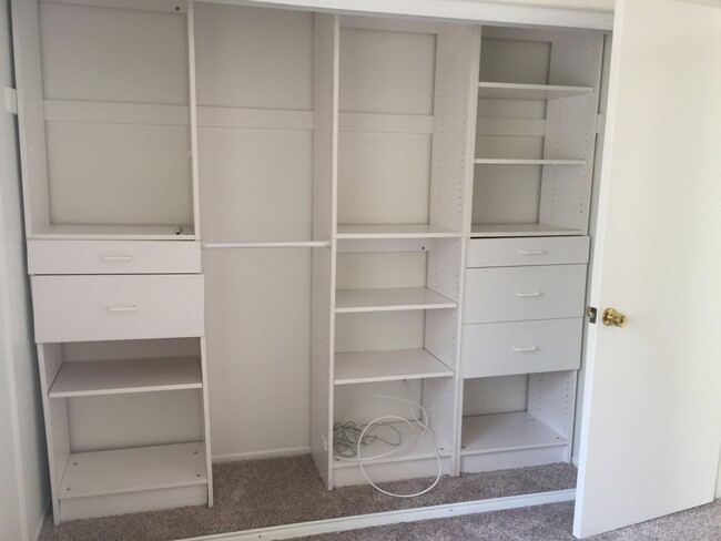 Building Photo - Cute & Private End Unit 3+2.5 Light & Brig...
