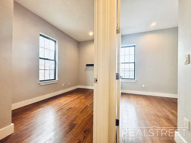 Building Photo - Lovely 3 Bed in Ridgewood!