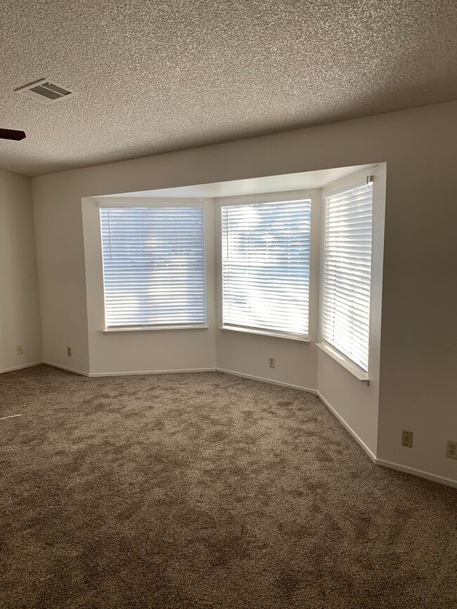 Building Photo - 3 Bedroom 2 Bath Home