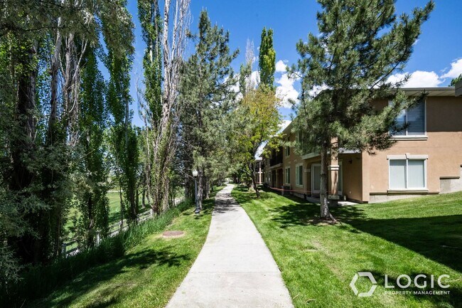 Building Photo - 9526 Fairway View Dr S