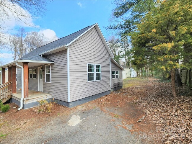 Building Photo - 1423 Oakshade Ave