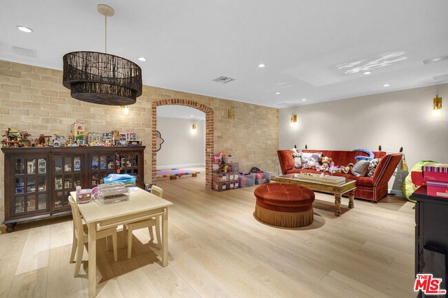 Building Photo - 23255 Mariposa De Oro St