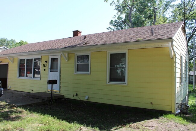 Building Photo - 4bed 2 full bath in Independence off Truma...