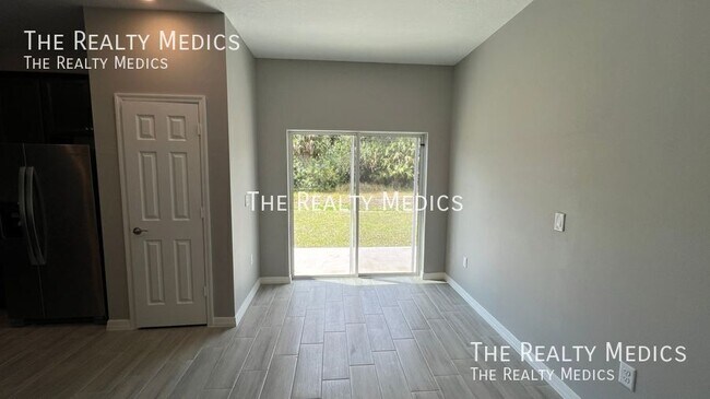 Building Photo - 850 Peyton Ave