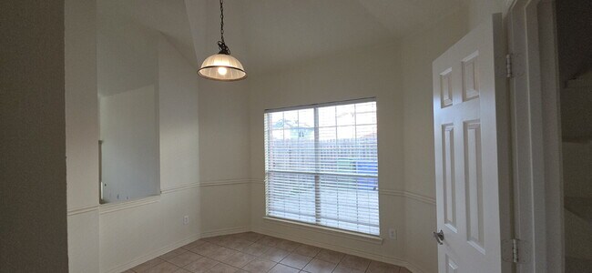 Building Photo - Recently remodeled 4 bedrooms, 3 bathrooms and move-in ready!