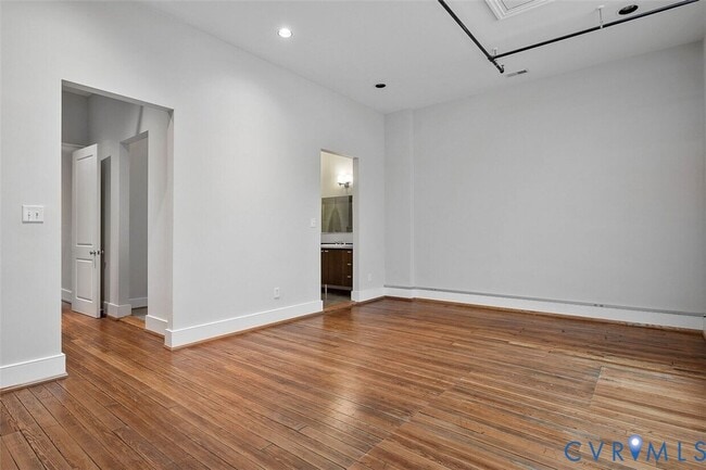 Building Photo - 105 E Broad St