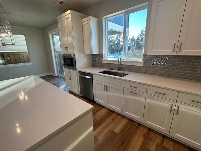 Building Photo - New Pahlisch Home in Petrosa! Pets Welcome...