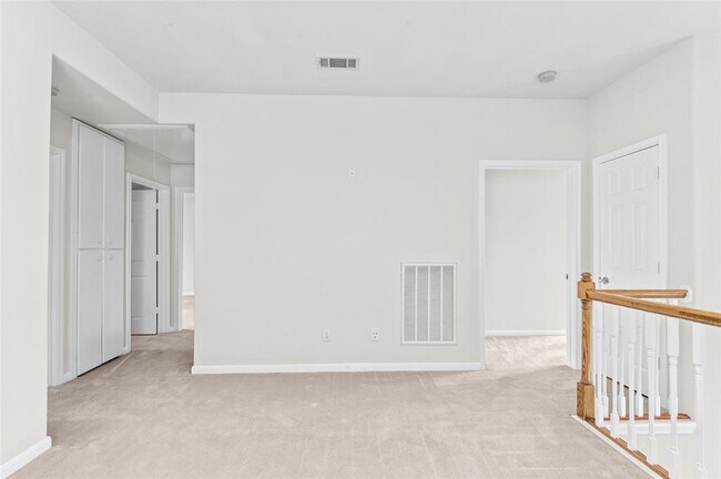 Building Photo - 4444 Victory Dr
