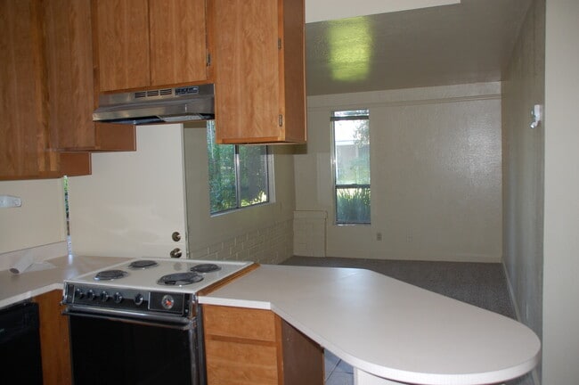 Building Photo - Great 1 bedroom 1 bathroom cottage on wood...