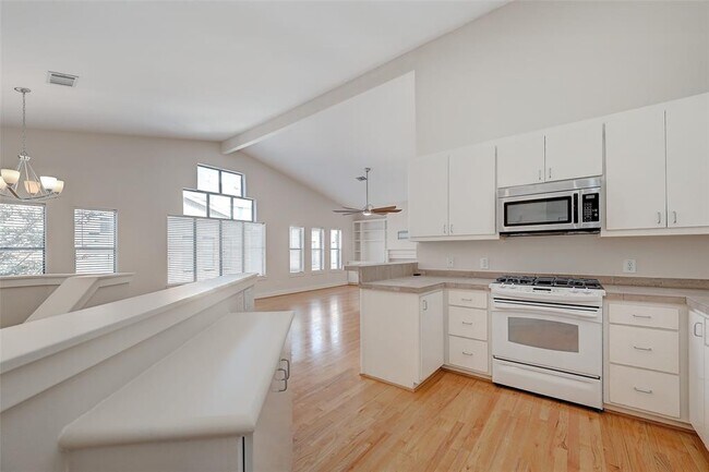 Building Photo - 5723 Larkin St