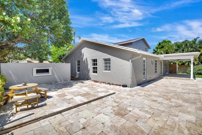 Building Photo - 4610 Pine Tree Dr
