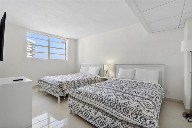 Building Photo - 3901 S Ocean Dr