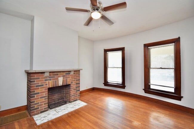 Building Photo - 23 E Parkwood Dr