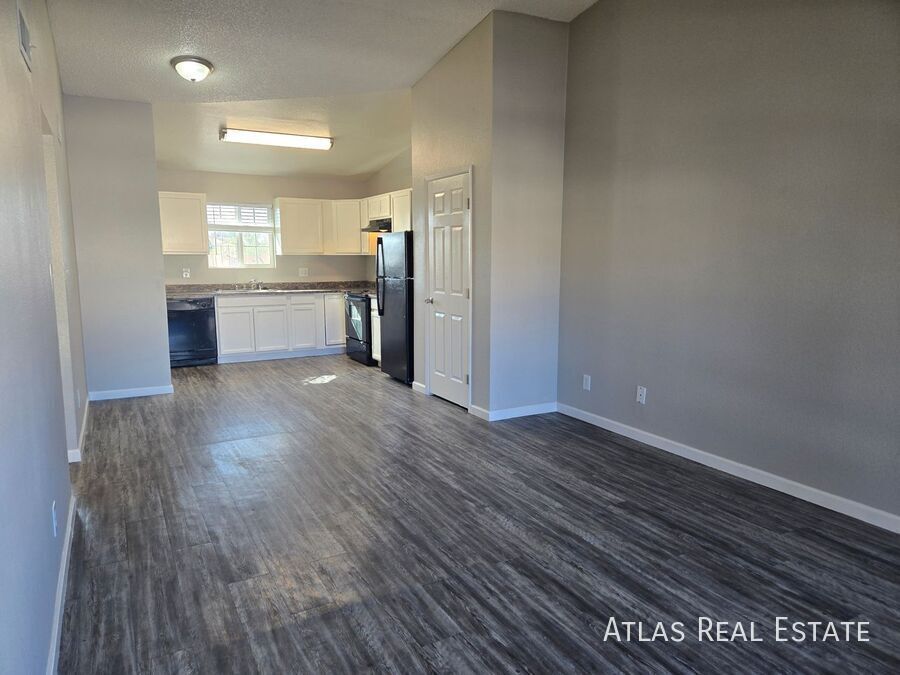 Building Photo - 465 W Ivyglen St