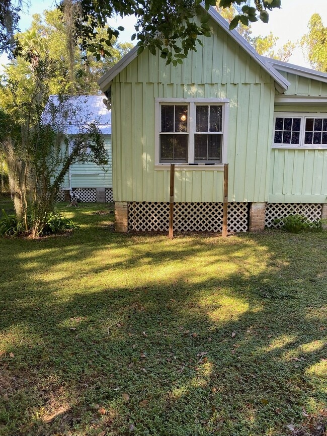 Building Photo - 311 SW 3rd Ave