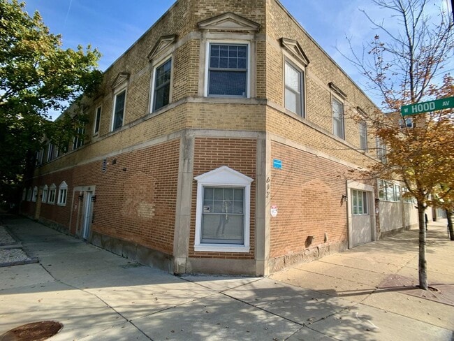 Building Photo - 6125 N Clark St