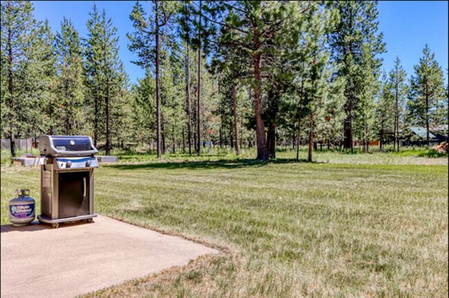 Building Photo - Fabulous Three Rivers Home on 1/2 acre!