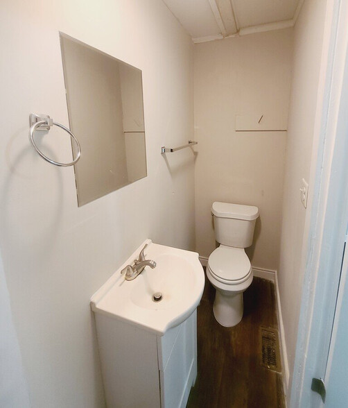 Building Photo - Room in House on Celia Ave