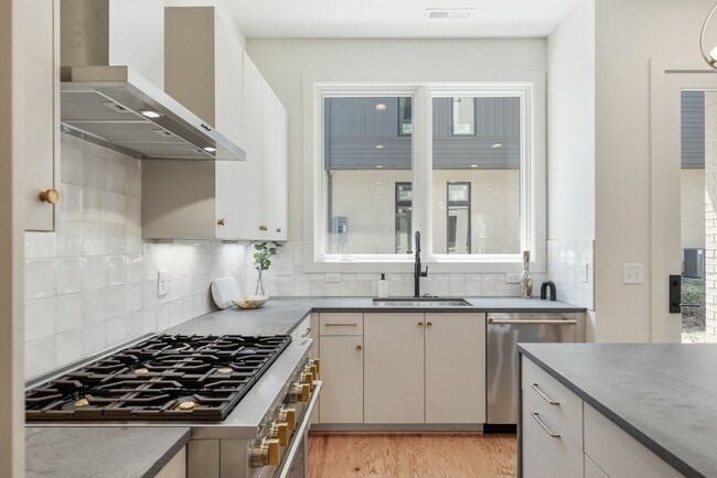 Building Photo - Stunning Salemtown Townhome!