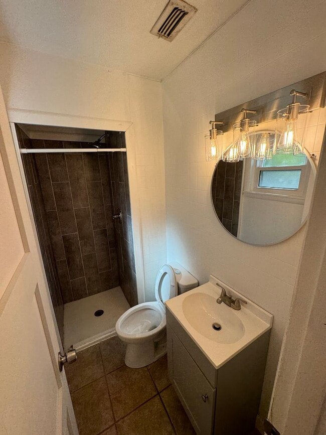 Building Photo - RENT REDUCED! & $1000 OFF 1st Mo. Rent - 3B/2.5B Home + 2 Flex Rooms –  One Block from FSU Stadium