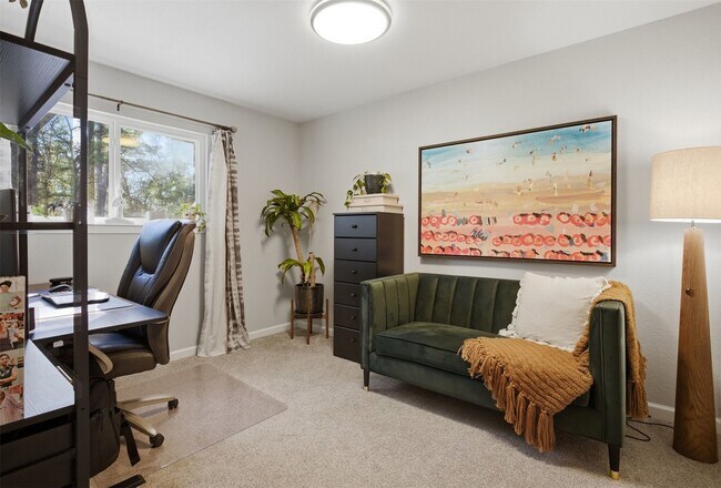 Building Photo - 1004 E Red Cedar Cir