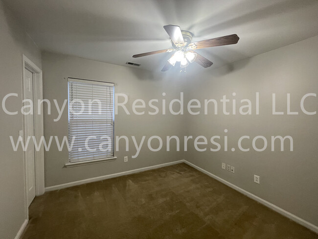 Building Photo - Beautiful 3b Room!Move in ready!