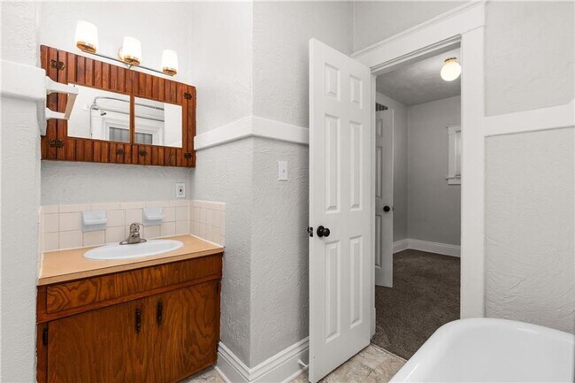 Building Photo - Charming Renovated 2 Bedroom Bungalow