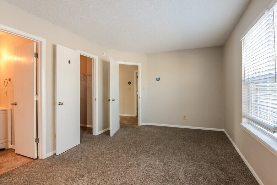 Building Photo - 6137 Longmeadow Dr