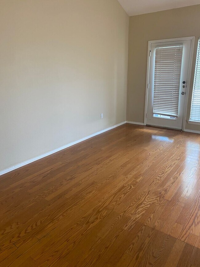 Building Photo - K206 - Treehouse #221