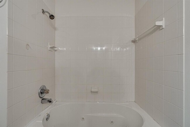 Building Photo - Amazing 4 bedroom 3 bathroom for rent!