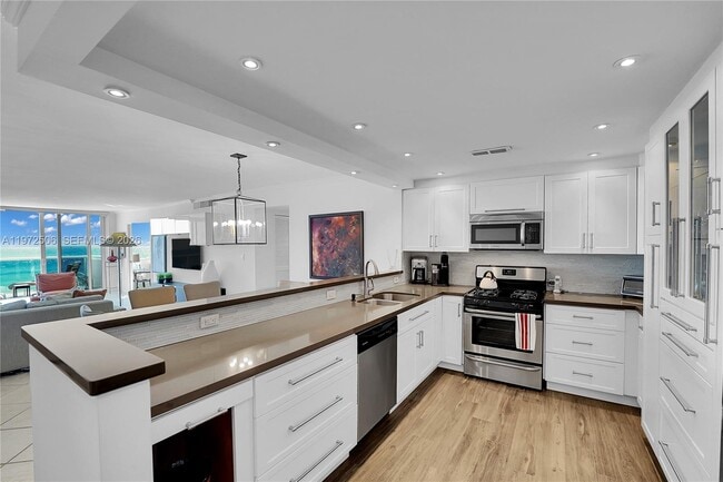 Building Photo - 3140 S Ocean Dr