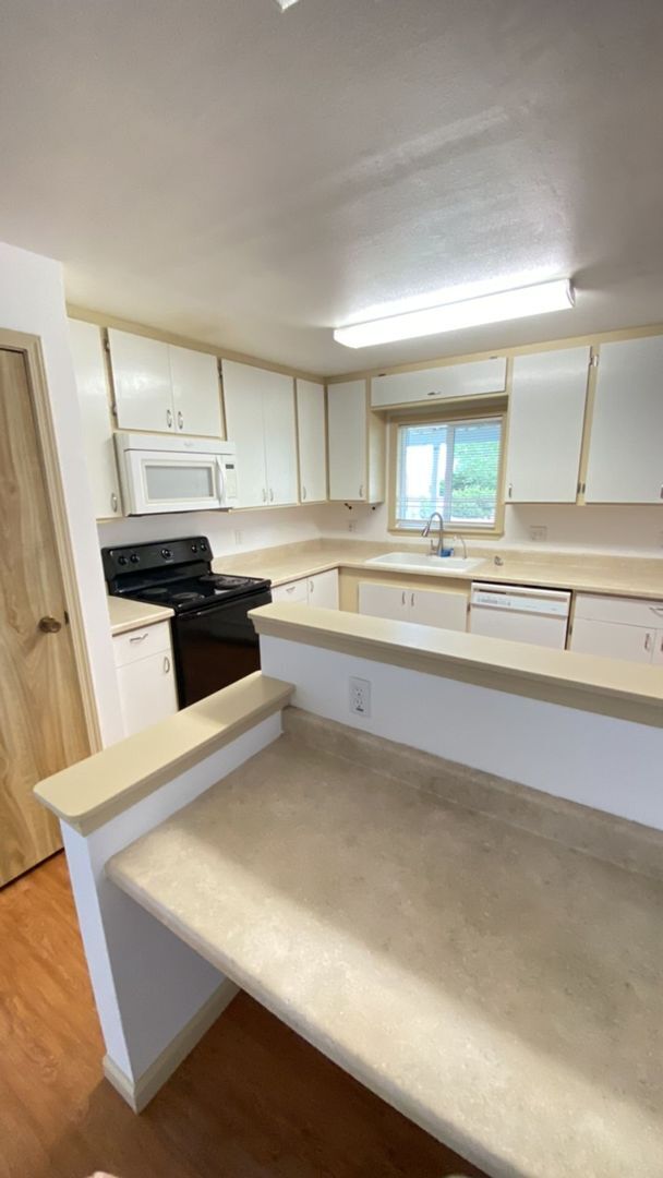 Building Photo - Great Little Home Out Of Town With Lots To...