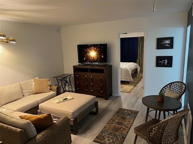 Building Photo - 1100 Martinique Dr