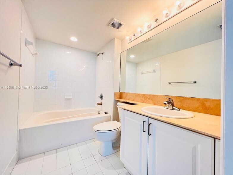 Building Photo - 1155 Brickell Bay Dr
