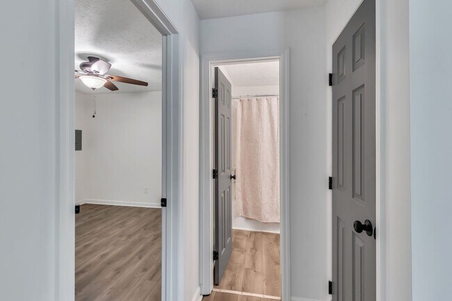 Building Photo - AVAILABLE JULY 10TH. 2 Bed 1 bath FOR LEASE in South Inglewood (East Nashville). $1750 Rent. Pets...
