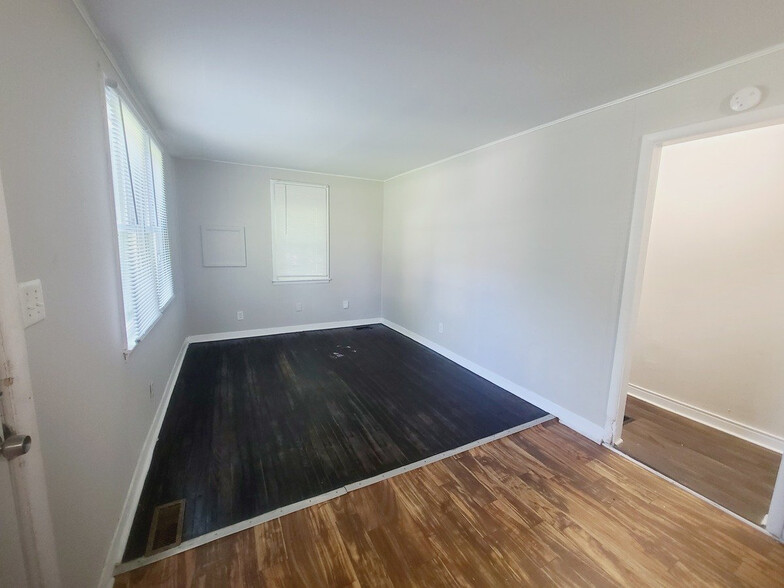 Building Photo - Room in House on Celia Ave